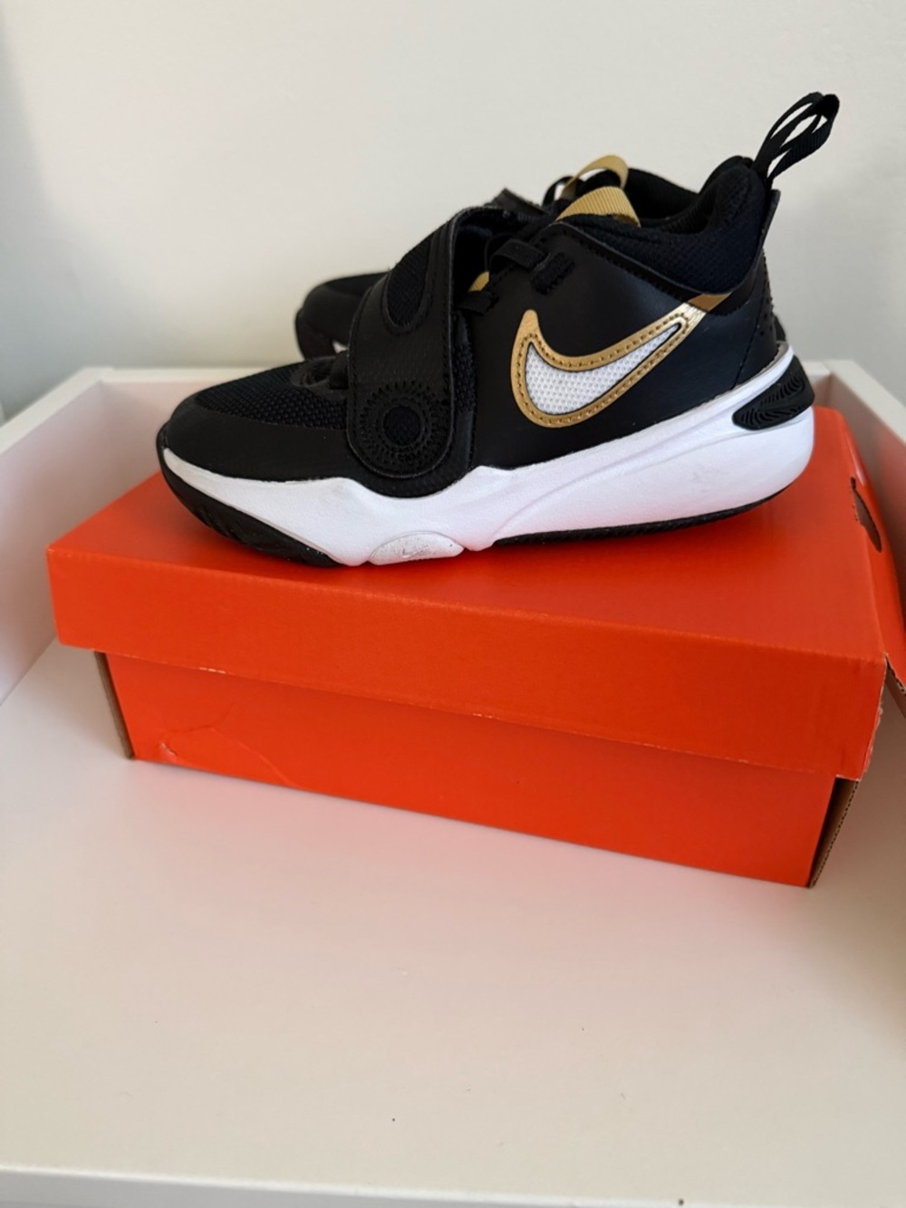 Nike Team Hustle D 11 Black Gold White Preschool Basketball Size 11.5